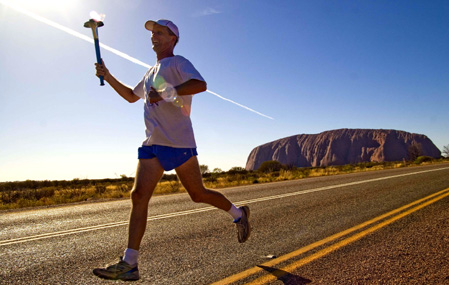 Prachar Stegemann running at Uluru – World Harmony Run 2008