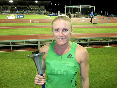 Sally Pearson hold WHR Torch