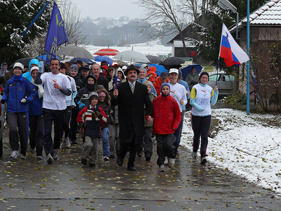 Runners from Slovenia approaching the bridge