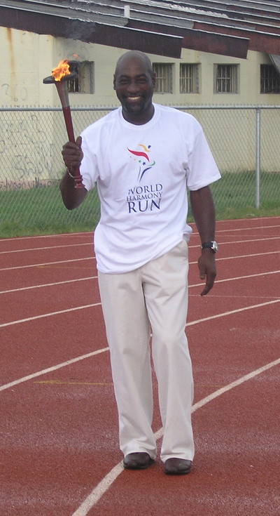 Sir Vivian Richards, Antigua & Barbuda, holds torch (full)