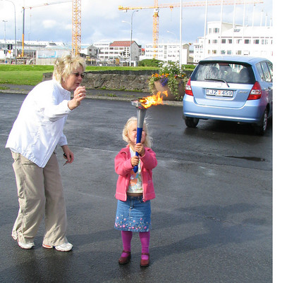 Spennandi að halda á kyndlinum / Exciting to hold the torch
