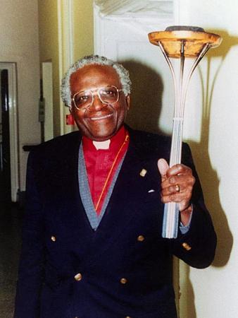 Erzbischof Tutu hält die Friedensfackel