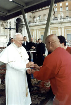 Papst Johannes Paul II mit Sri Chinmoy
