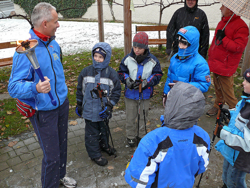 Dipavajan introducing the World Harmony Run to the kids
