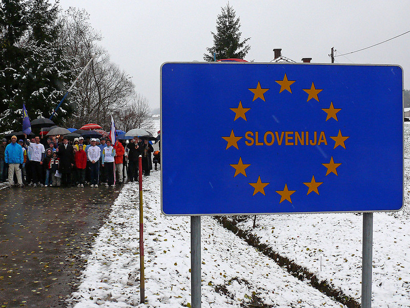 Runners arrived to the bridge between the two countries