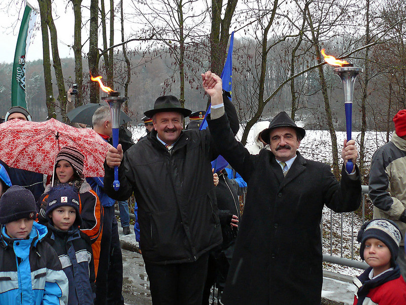 The mayors from Austria and Slovenia meet in the middle of the bridge
