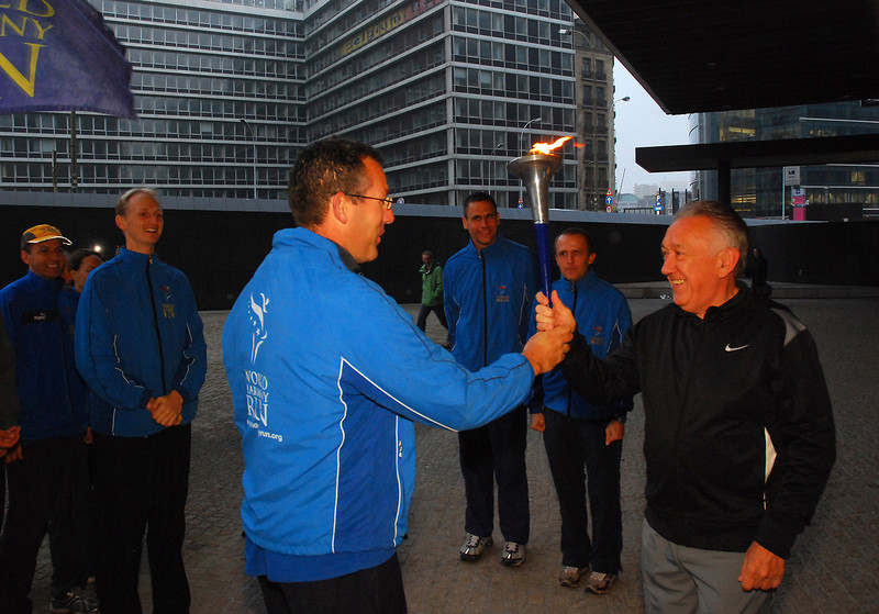 Salil Wilson passes the torch to the Hungarian Commissioner Laszlo Kovacs