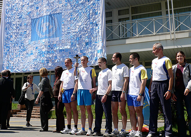 A huge banner made out of countless little works of art created by the schoolchildren greeted our runners...